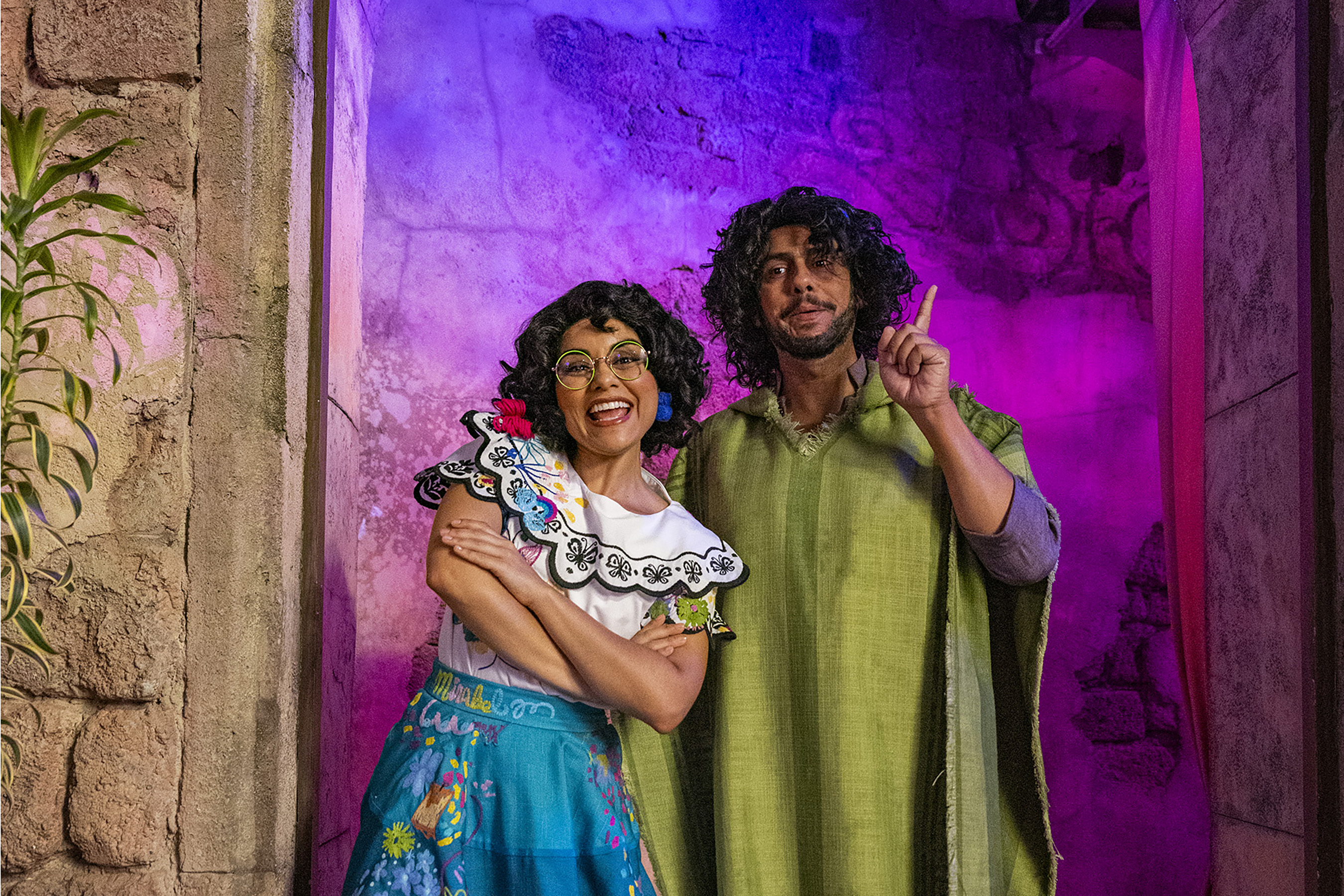 Mirabel y Bruno de Encanto en Fairytale Garden durante MNSSHP