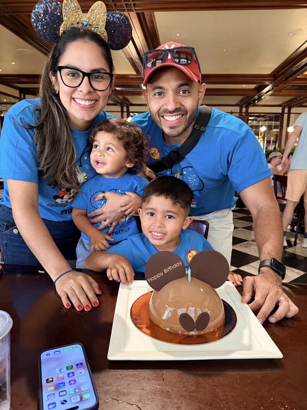 Ingrith con su esposo Alex y sus hijos Gian Felipe y Gian Lucca en Disney